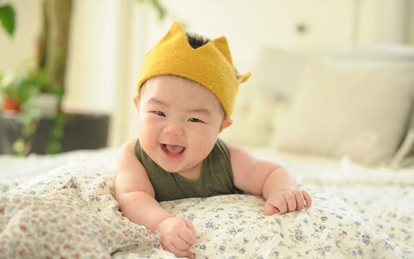 今年女孩取名宝典有几条 三条常用取名法让<a href=https://m.hmzw.com/html/haizi.html target=_blank class=infotextkey>孩子</a>拥有好<a href=https://m.hmzw.com/html/mingzi.html target=_blank class=infotextkey>名字</a>